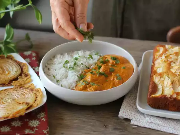 Menu do dia, 11 de outubro: chips de cebola, butter chicken cremoso e bolo de pera
