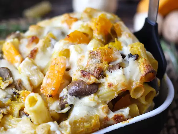 Este macarrão gratinado combina cremosidade e o aroma do outono, levando à mesa os sabores da estação