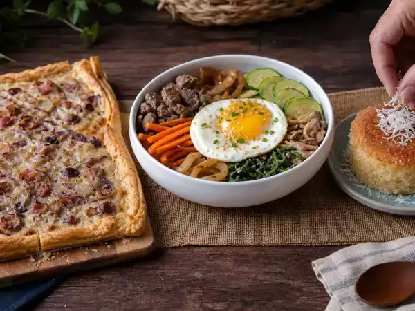 Menu do dia, 17 de outubro: torta alemã de cebola, bibimbap coreano e bolo pudim de coco