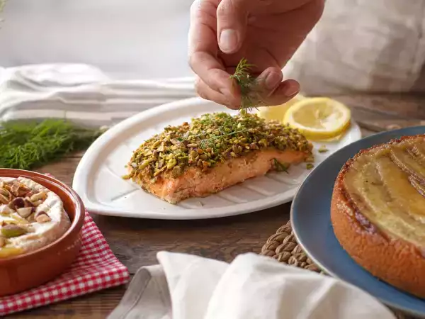Menu do dia, 24 de outubro de 2026: camembert com mel, salmão de pistache e bolo de banana