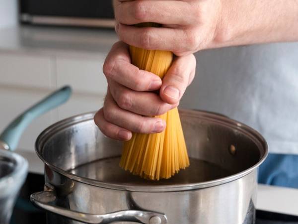 Você pode estar cozinhando macarrão errado e isso favorece o desenvolvimento de bactérias. Veja como evitá-lo!