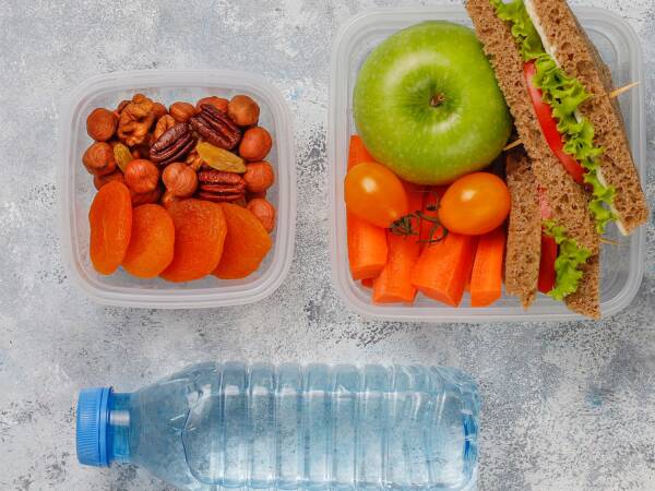 Comer em bandejas de plástico o levará ao hospital! Um perigo para seu coração e intestinos...