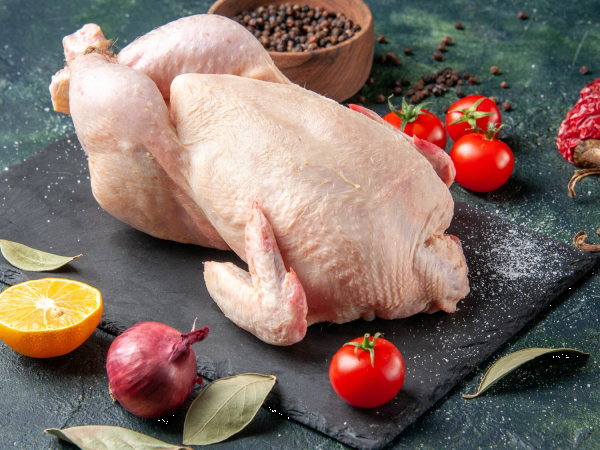 Você ainda está lavando seu frango cru? Veja por que você deve parar imediatamente!