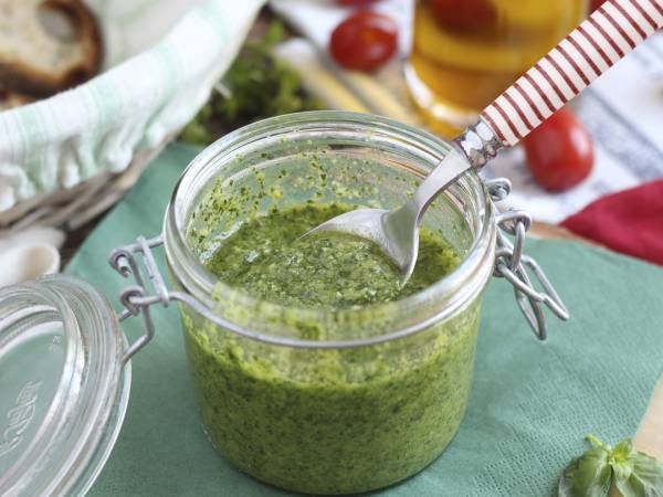 O que posso fazer para evitar que o meu pesto caseiro fique preto?