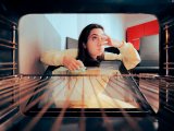 Artigos: Aqui está o porquê de seu forno cheirar a queimado assim que você o liga: é frequentemente por causa deste gesto esquecido