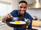 Artigos: Essa mudança simples na forma de fritar ovos faz toda a diferença no sabor