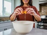 Artigos: Esse é o jeito certo de quebrar ovo (e evitar casquinhas na comida!)