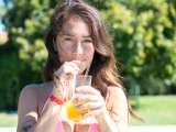 Artigos: O suco que mantém seu bronzeado perfeito por muito mais tempo