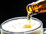 Por que a cerveja faz menos espuma quando você inclina o copo?