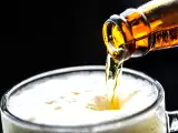Artigos: Por que a cerveja faz menos espuma quando você inclina o copo?