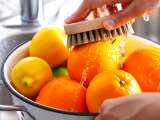 Artigos: Você ainda raspa a casca de frutas cítricas sem lavar? Esse erro comum pode arruinar até receitas orgânicas