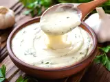 Artigos: La salsa de ajo cremosa que todos llaman alioli (y casi nadie hace bien)