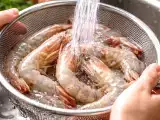 Artigos: Você lava o camarão antes de cozinhar? Entenda por que esse gesto tão comum pode ser o seu maior erro