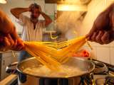 Artigos: Você ainda quebra o macarrão? Para os italianos, esse gesto inocente revela tudo sobre você”