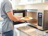 Artigos: Você está usando o micro-ondas errado há anos e isso explica por que sua comida fica ruim