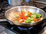 Artigos: Como evitar que os alimentos grudem em frigideira de aço inoxidável com um truque simples e rápido