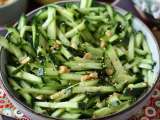 Não conseguimos parar de comer esta salada de pepino ultrafresca — virou nossa obsessão do momento