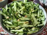 Artigos: Não conseguimos parar de comer esta salada de pepino ultrafresca — virou nossa obsessão do momento