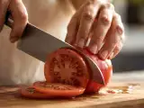 Artigos: Cinco ingredientes comuns que podem estar danificando suas facas — e você provavelmente não percebe