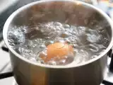 Artigos: Qual é o jeito certo de cozinhar um ovo: água fria, água fervendo ou panela quente?
