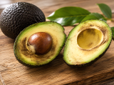 Abacate marrom por dentro? Muita gente joga a fruta fora ao ver esta cor sem saber o que ela revela