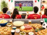 Artigos: Entre um golo e outro, estes 20 aperitivos podem ser o motivo de ninguém querer sair do sofá