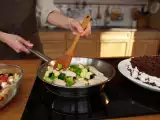 Artigos: Menu diário, 23 de julho: salada refrescante, frango suculento e bolo de bolacha leve