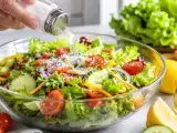 Artigos: Colocou sal demais na salada? Este truque simples pode salvá-la sem estragar o sabor