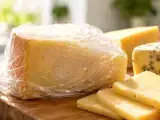 Artigos: Não embrulhe o queijo em película aderente quando está calor: o erro aparece logo