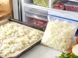 Artigos: Como conservar cebolas já cortadas no freezer: o passo simples que evita odores e gelo