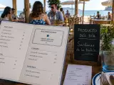 Artigos: 11 truques psicológicos em restaurantes e bares de praia que fazem você gastar mais e como identificá-los