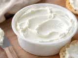 Artigos: Queijo fresco já aberto: como aproveitar o restante do pote com essas receitas rápidas