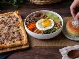 Artigos: Menu do dia, 17 de outubro: torta alemã de cebola, bibimbap coreano e bolo pudim de coco