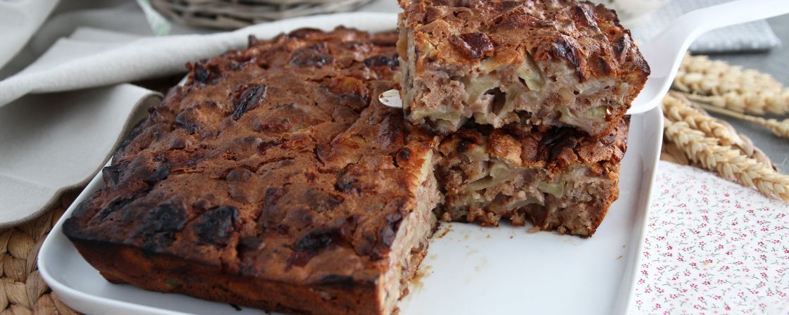 Bolo de maça com nozes e canela