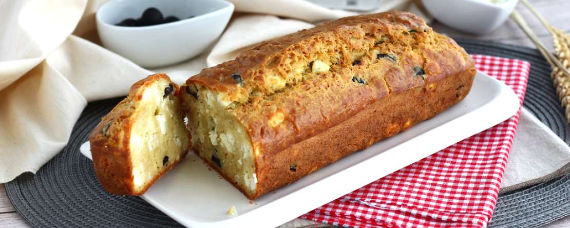 Bolo salgado: azeitonas pretas e feta....Uhm!!!