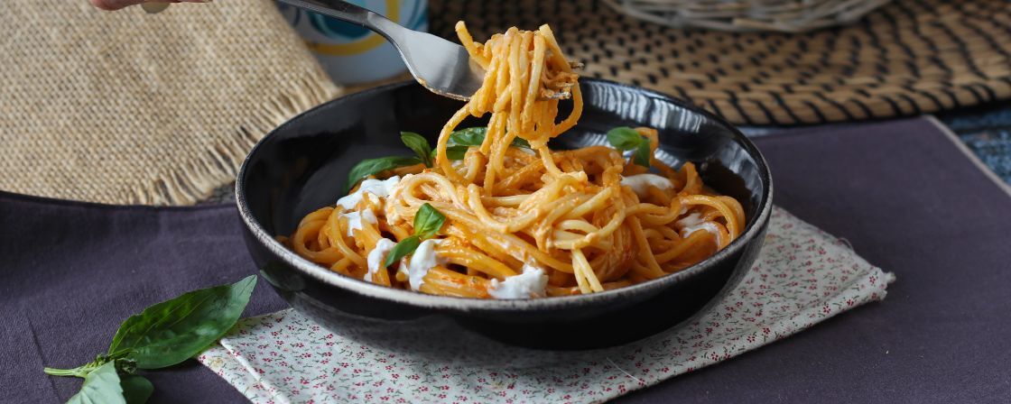 Prove o macarrão cremoso com burrata e tomate-cereja