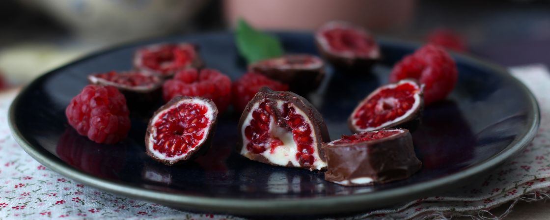 Franuí, o docinho feito com framboesa e cobertura de chocolate