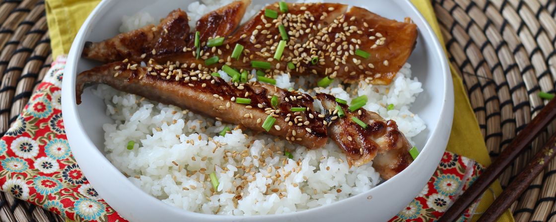 Peixe cavala marinado com shoyu (molho de soja) e mel