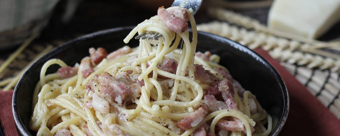 Macarrão cremoso com bacon e parmesão