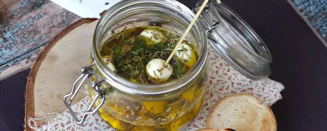 Bolinhas de mussarela marinadas para um aperitivo ou salada!