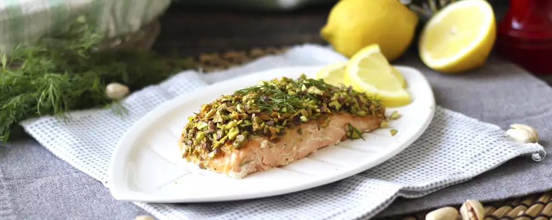Salmão em crosta de pistache: receita elegante em menos de 15 minutos