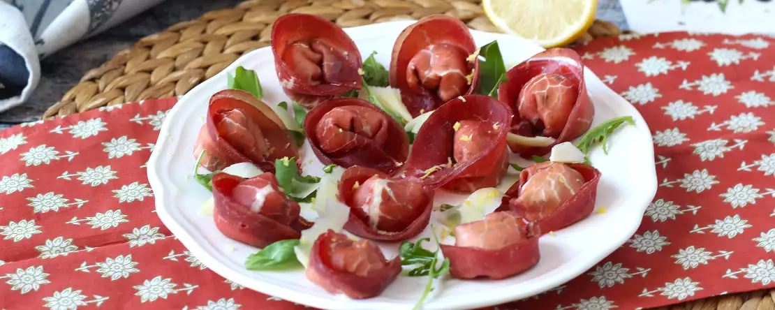 Tortelloni di bresaola recheado com rúcula e queijo ricota
