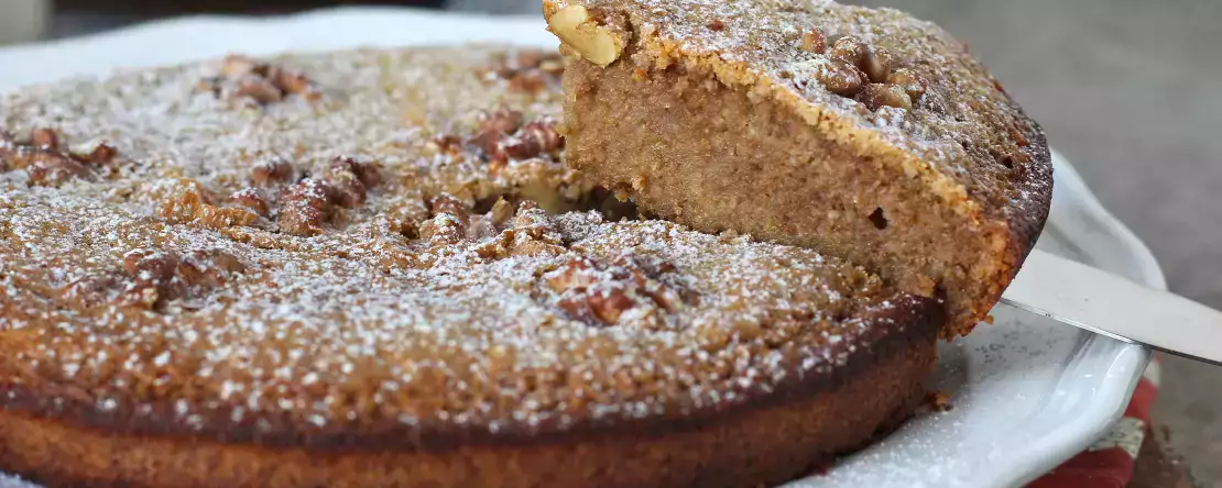 Bolo de nozes superfácil feito com apenas 4 ingredientes