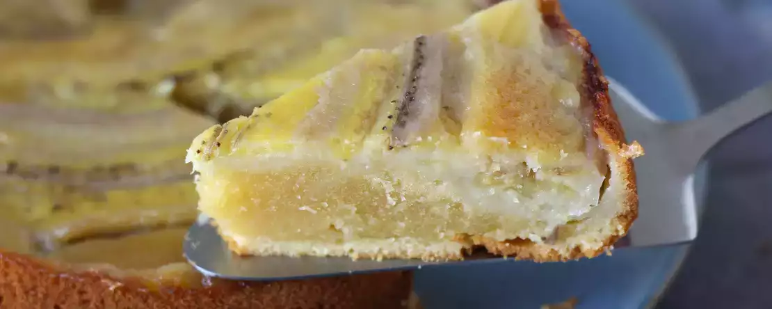 Bolo de banana invertido com cobertura caramelizada