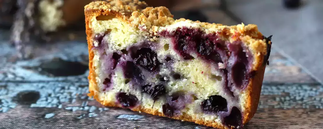 Bolo de mirtilos com crumble: macio por dentro, crocante por cima