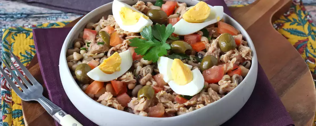 Salada portuguesa de feijão-frade com atum, ovo e azeitonas