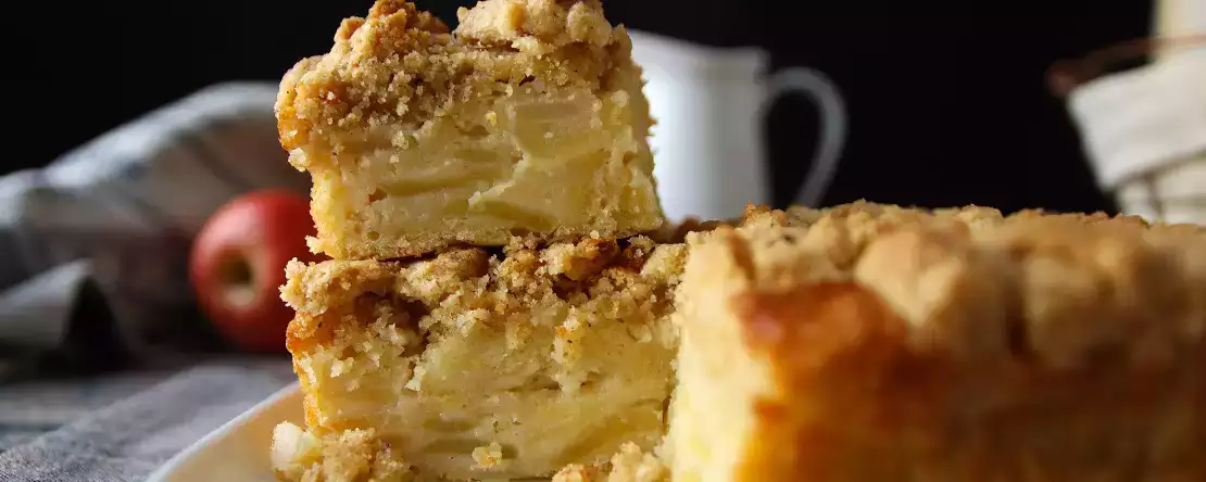 Bolo de maçã supermacio com streusel crocante