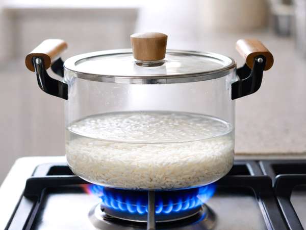 Você não precisa medir água: o truque simples para arroz soltinho que quase ninguém usa