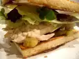 Receita Sanduíche de peito de frango com relish de tomates verdes.
