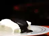 Receita Gelado de natas com molho de chocolate quente
